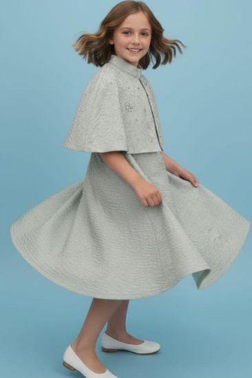 صورة فستان اخظر كلاسيكي انيق وجميل باللؤلؤ على الصدر